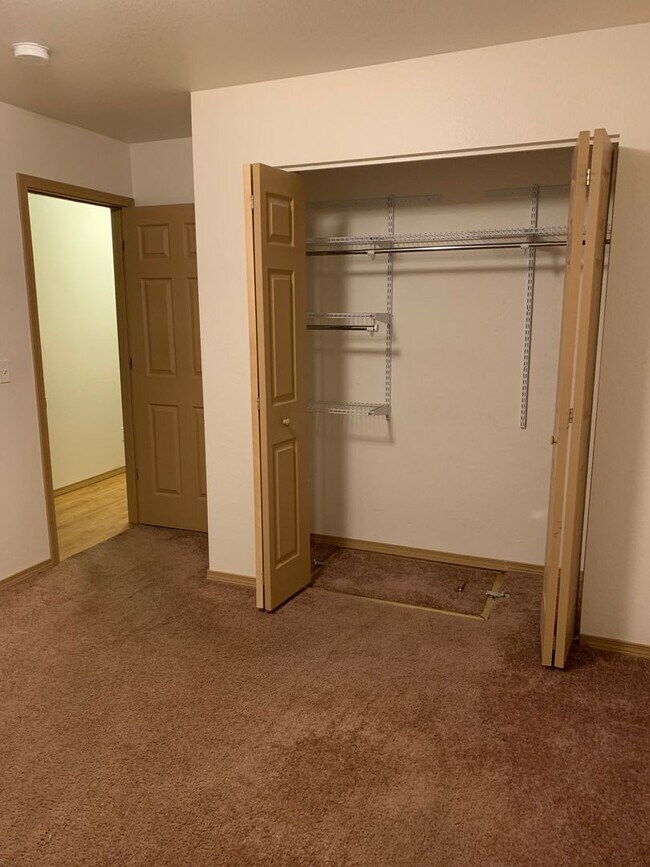 Building Photo - AVAILABLE NOW!! West side - 2 Bdrm, 1 Bath