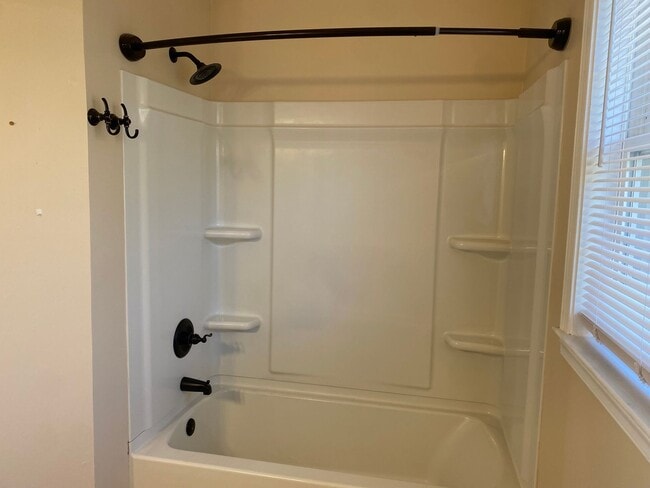 Building Photo - Great location In Mechanicsville! Three bedrooms plus bonus room/fourth bedroom, 2.5 baths and ga...