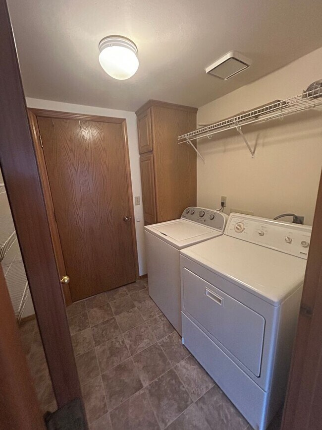 Building Photo - 4 Bed 3 Bath Fully Fenced Kenmore Home