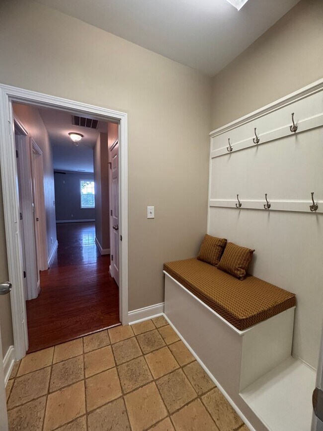Building Photo - Stunning 5 Bedroom 4 Bath Home with 3 Car ...