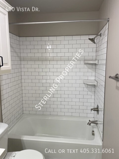 Building Photo - 400 Vista Dr