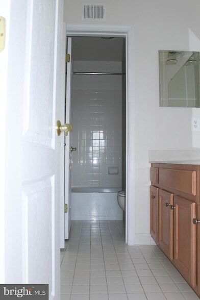 Building Photo - 13570 Village Green Dr