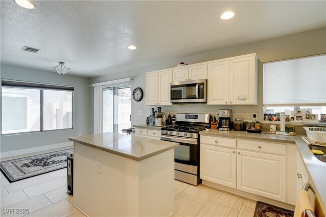 Building Photo - 20 Fantasia Ln