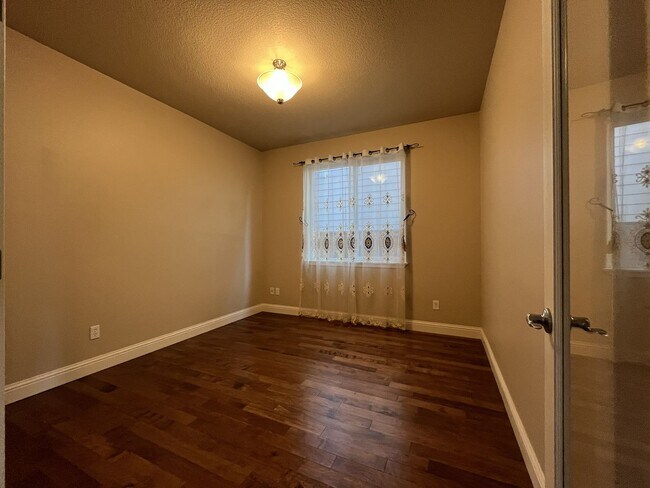 Building Photo - Beautiful 5 Bedroom Home + Office with Grand Entry, Gourmet Kitchen & Private Backyard