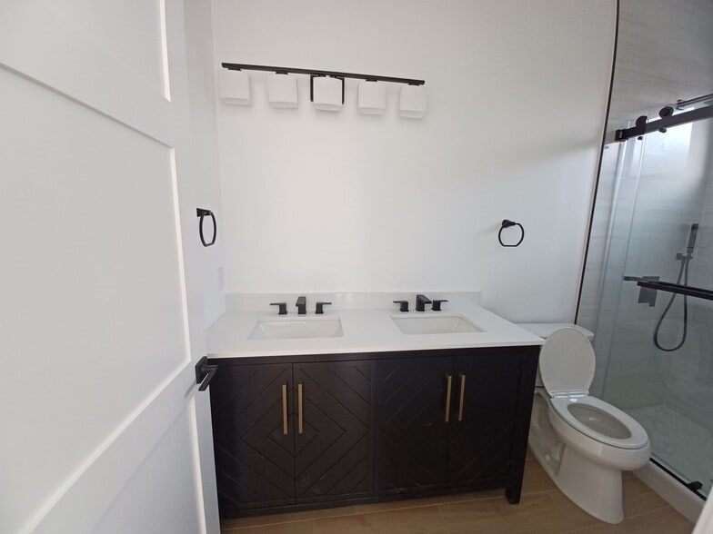 Building Photo - 319 E Ramona St