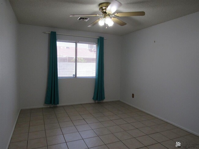 Building Photo - Central townhome with 3 bedrooms and 2 bat...