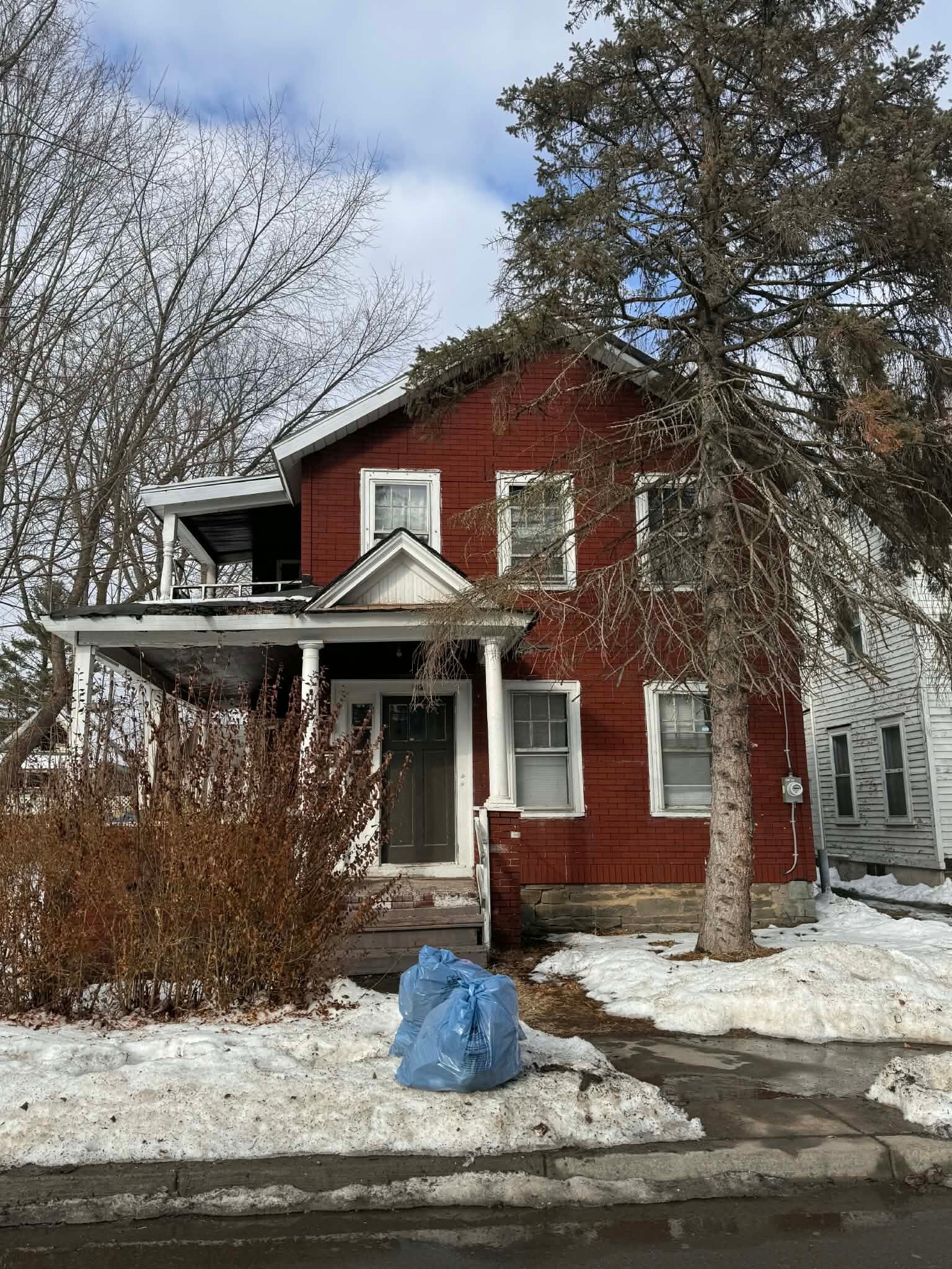 Building Photo - 27 Robinson St