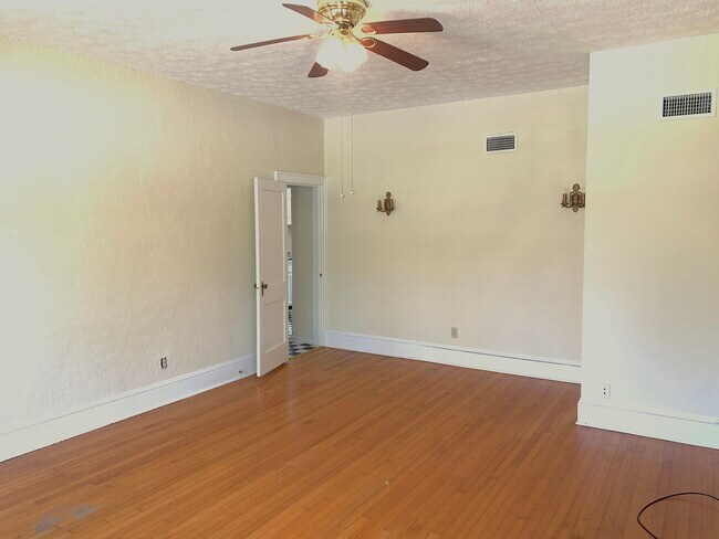 Building Photo - Felder 6 Unit