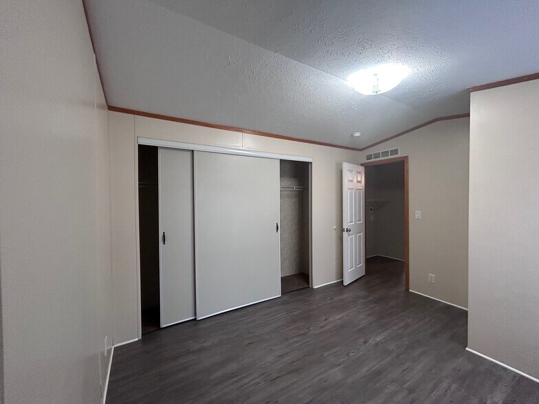 Building Photo - 17 Deer Run Pky