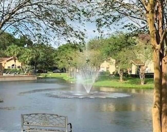 Building Photo - Spacious open floor plan 2/2 located in highly desirable Siesta Lago!