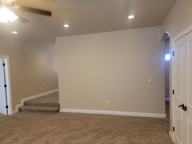 Building Photo - Gorgeous 6 Bedroom Home in Washington!