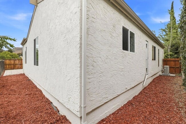 Building Photo - 1802 Ponca Ct