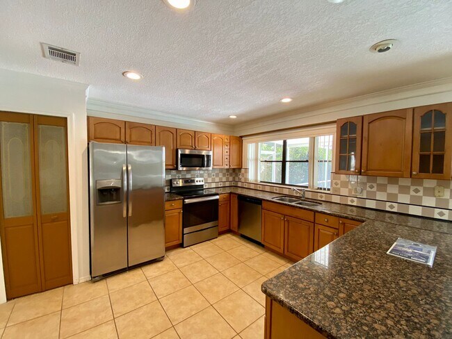 Building Photo - 3015 Crested Cir