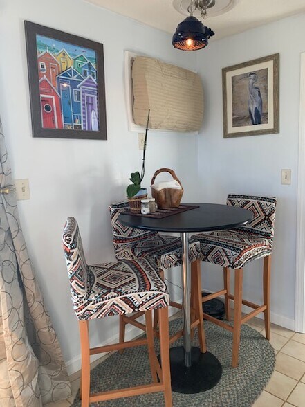 dining area - 615 Ocean Blvd