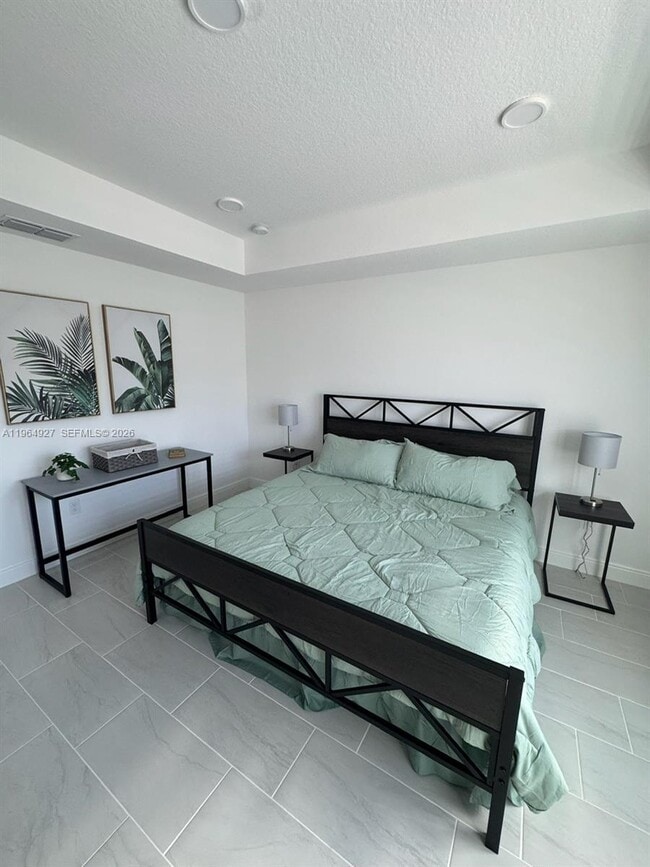 Building Photo - 649 N Lincoln St