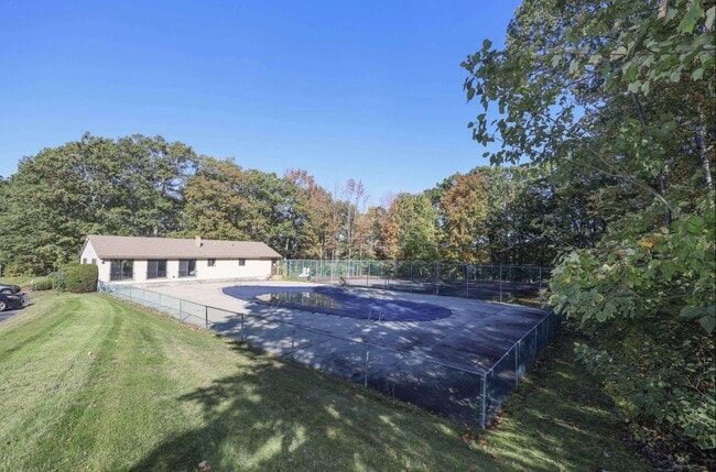 Building Photo - 19 Country Club Dr