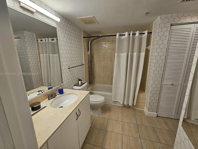 Building Photo - 1750 N Bayshore Dr