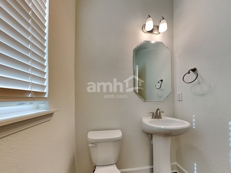 Building Photo - 467 Sandstone Dr