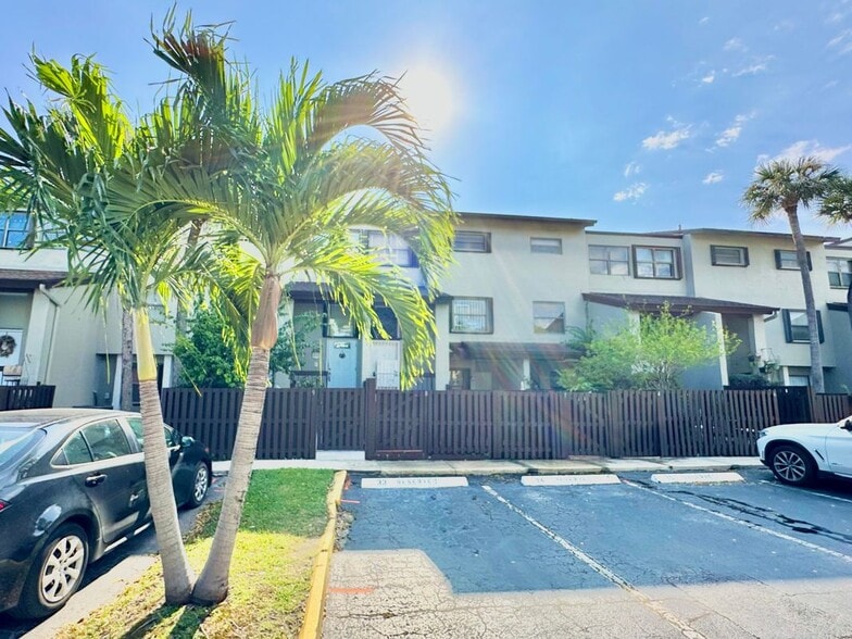 Primary Photo - 10000 NW 9th St Cir