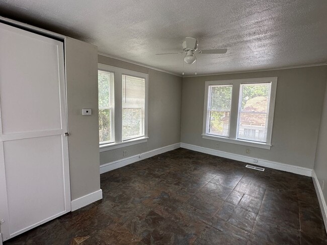 Building Photo - Highland - 1 bed 1 Bath - Freshly Painted