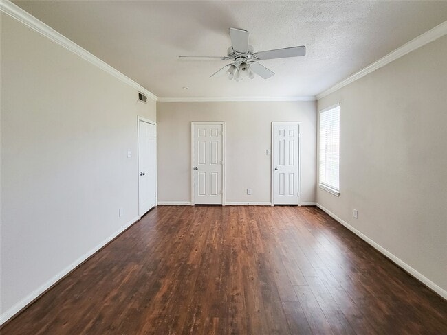 Building Photo - 2255 Braeswood Park Dr