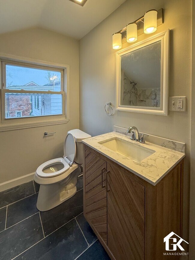 Building Photo - Fully remodeled 3 Bed 2.5 Bath