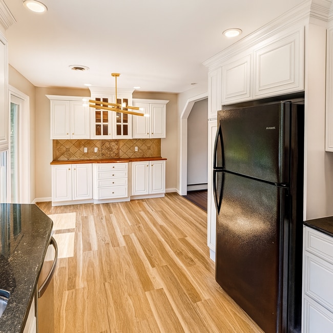 Building Photo - Stunning Renovated 4-Bedroom Home with Gor...