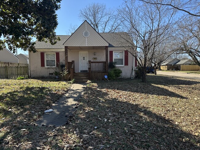 Primary Photo - 1404 S Oswego Ave