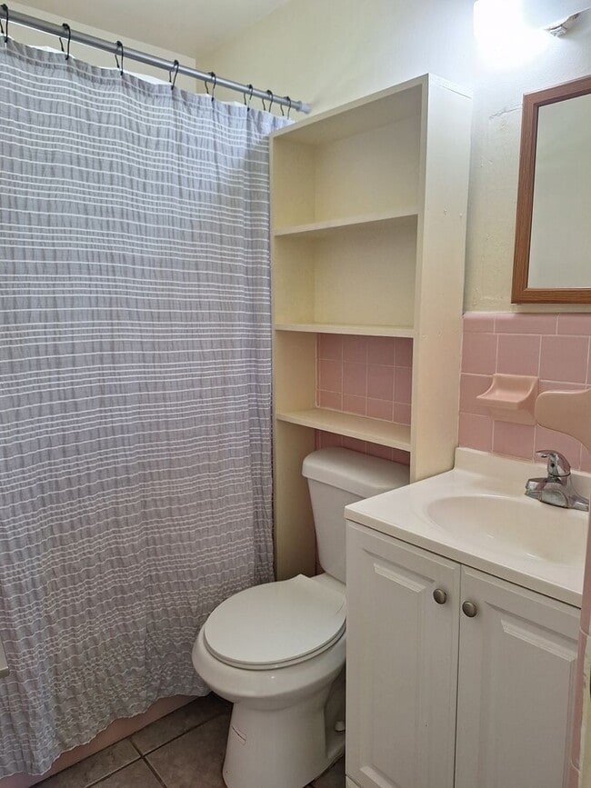 Building Photo - 2BR 1.5BA SINGLE FAMILY HOME-EDGEWATER