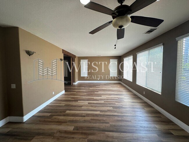 Building Photo - Bright & Spacious 4-Bed Townhome in Prime ...