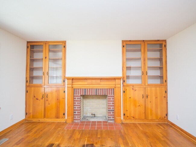 Building Photo - 707 Hine St N