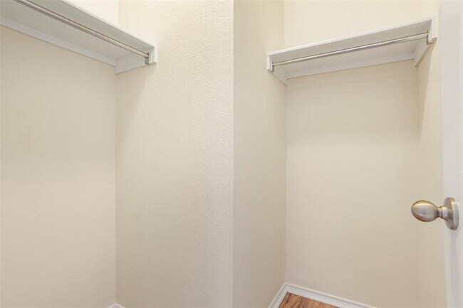 Building Photo - 128 Holstein St