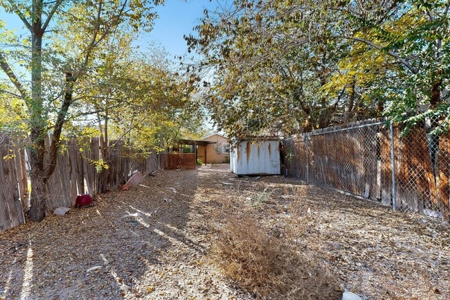 Building Photo - Historic Bungalow House 2/bd 1/ba 730/sf