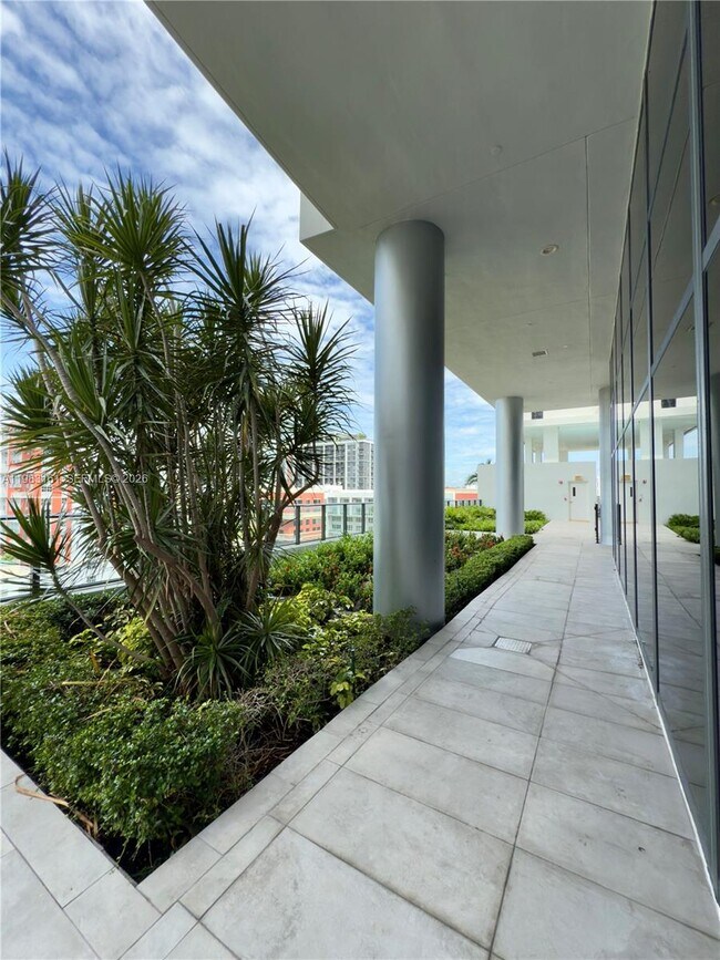 Building Photo - 1600 NE 1st Ave