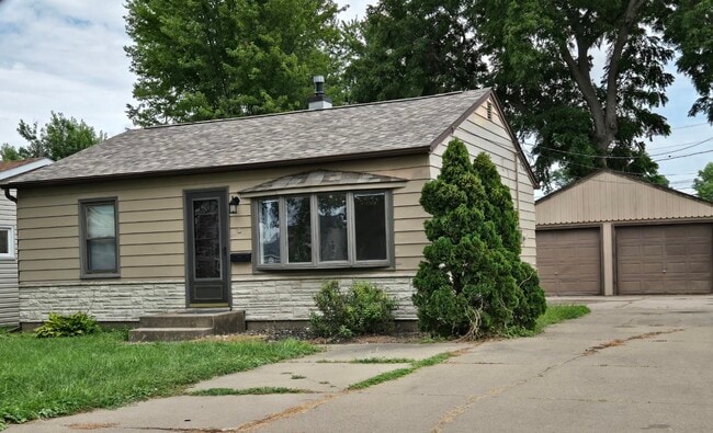 Primary Photo - 449 4th St E