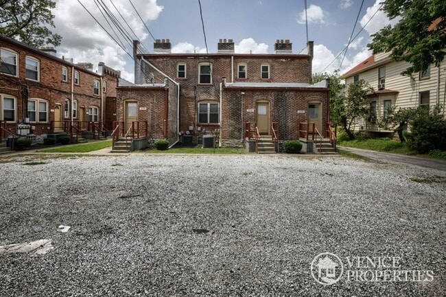 Building Photo - Charming 2BR on Lane and Indiana