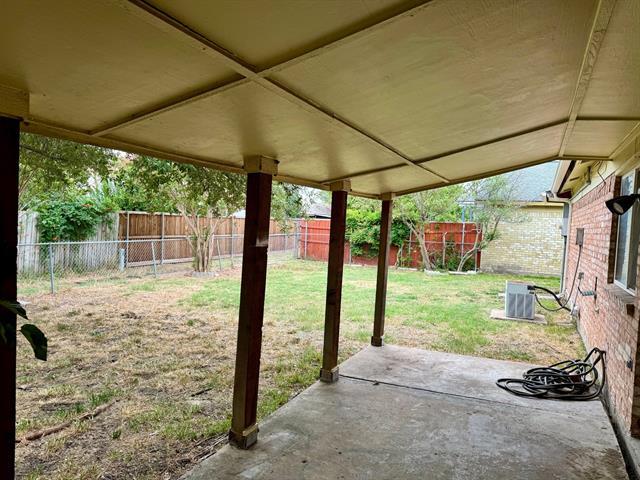 Building Photo - 2312 Versailles Dr