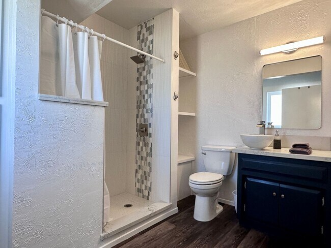 Building Photo - Private Room for Rent