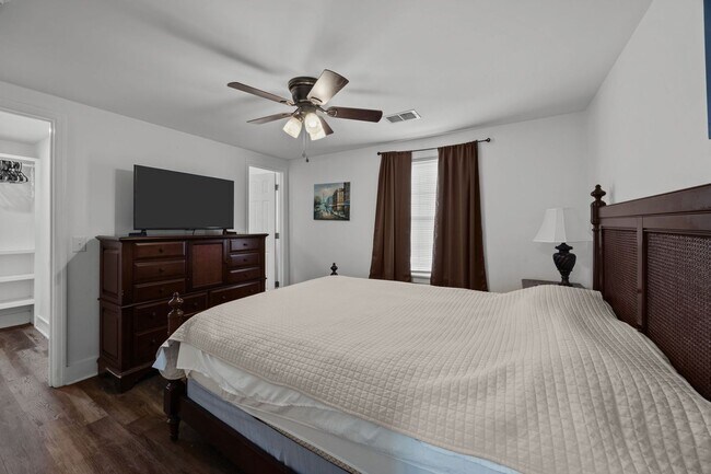 Building Photo - Charming Single-Family Home