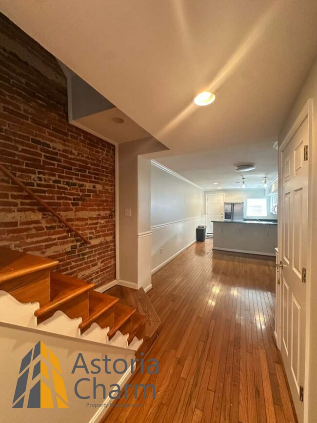 Building Photo - 3 Bedroom Home with Rooftop Views and Modern Finishes