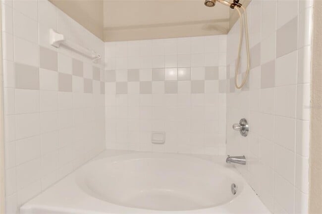 Building Photo - 5541 Rosehill Rd