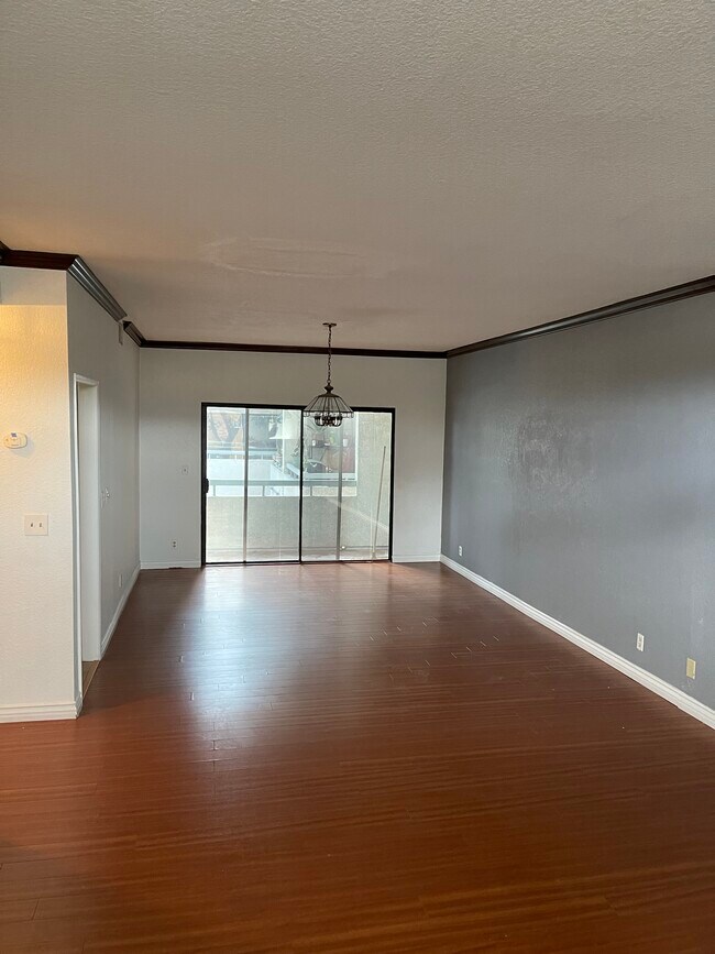 Building Photo - 7230 Kelvin Ave