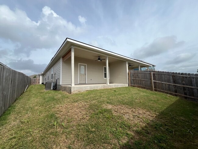 Building Photo - Luxury 3/2 Duplex in Seguin, Texas