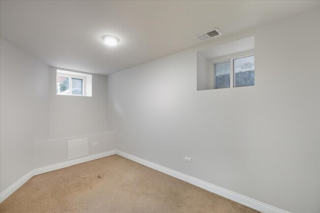 Building Photo - 2341 W Montana St