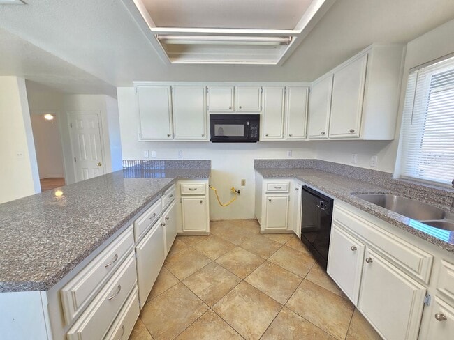 Building Photo - For Rent in California City – 3 Bed / 2 Ba...