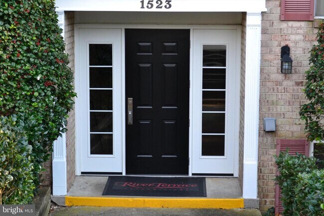 Building Photo - 1523 Colonial Dr
