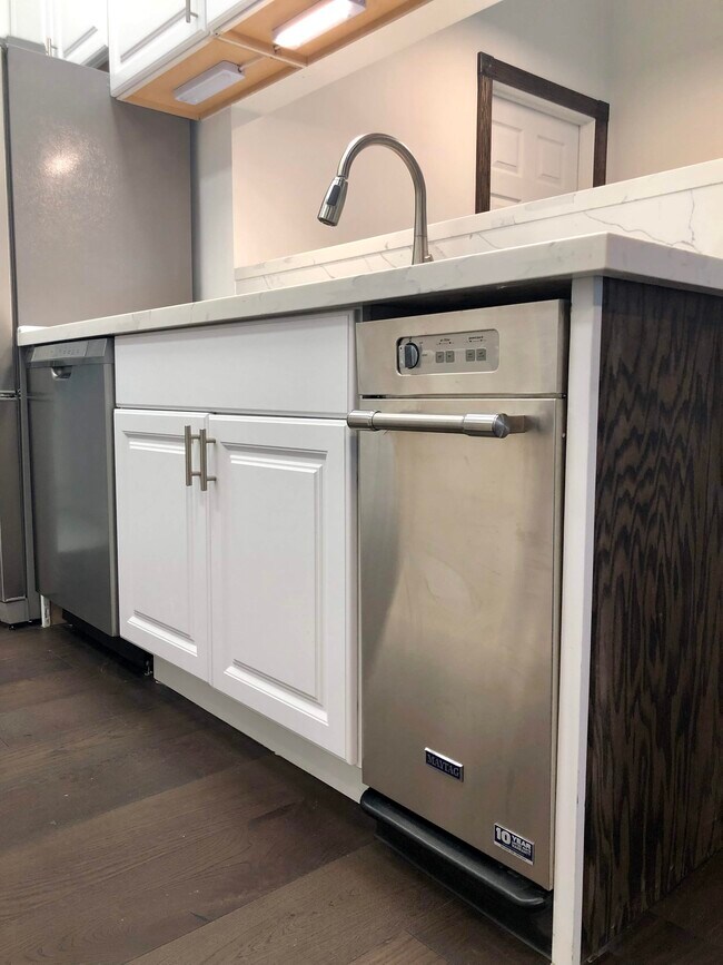 Building Photo - 2406 Clay St