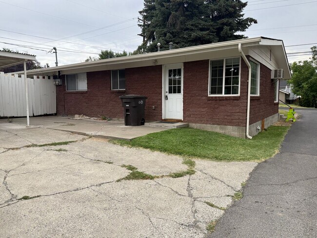 Building Photo - 4210 W Chestnut Ave