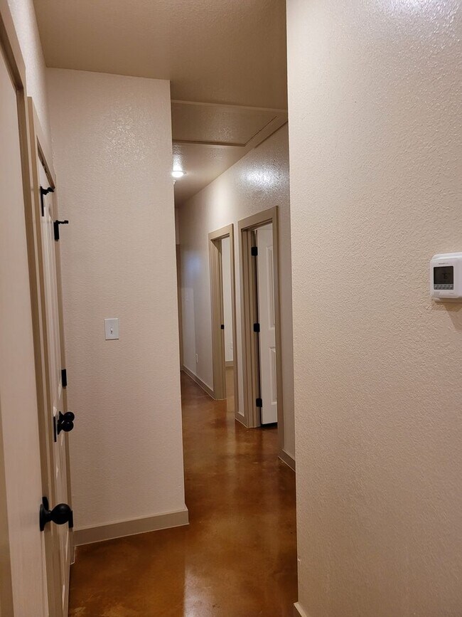 Building Photo - 1909-B Caspian Trail - Move in Ready!