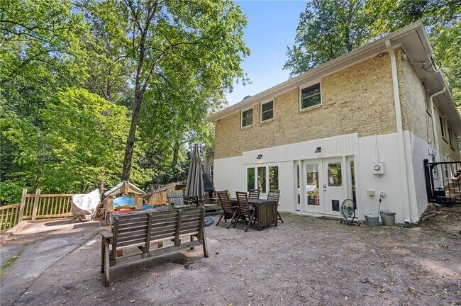Building Photo - 486 Lakeshore Dr NE